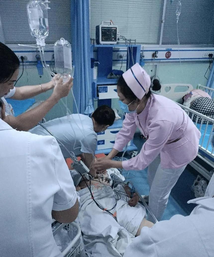 5月18日，青岛一9岁孩子因为玩游戏充钱，被爸爸用电线毒打。三小时后妈妈下班回家