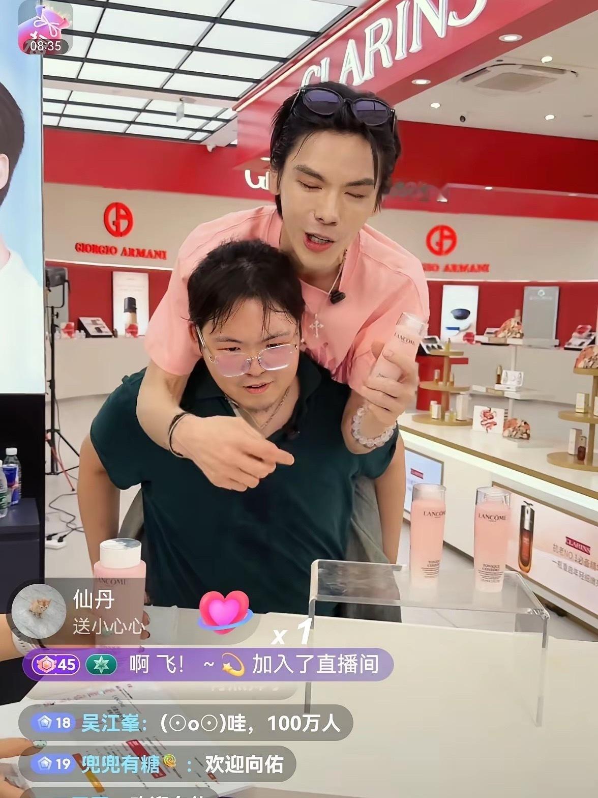 向佑和向佐感情很好。人有点腼腆，穿着普通，人站在那，什么也没说，人数涨到十万。满