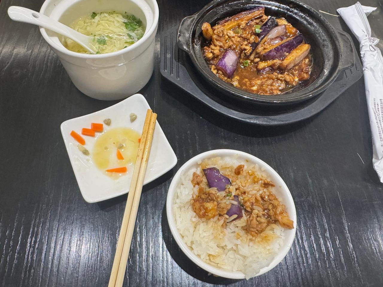 遇到好吃的饭你是光盘还是最后留一点点。今天中午带着孩子们去一家餐厅吃简餐。味