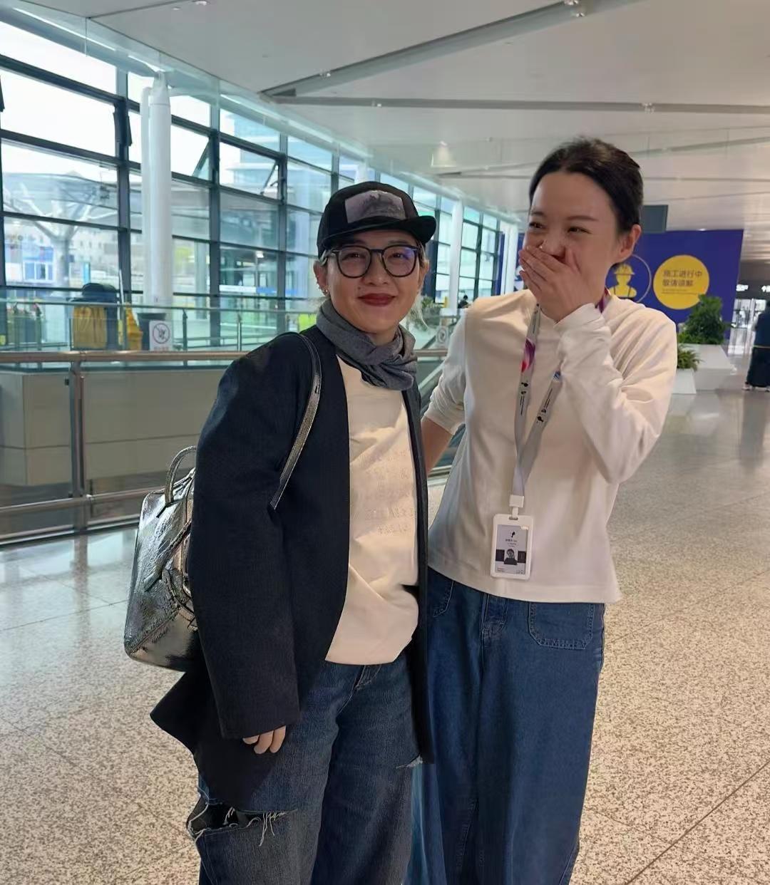 49岁范晓萱在上海机场被偶遇，她现实中真人看起来好年轻，个子挺矮的，穿衣打扮时尚