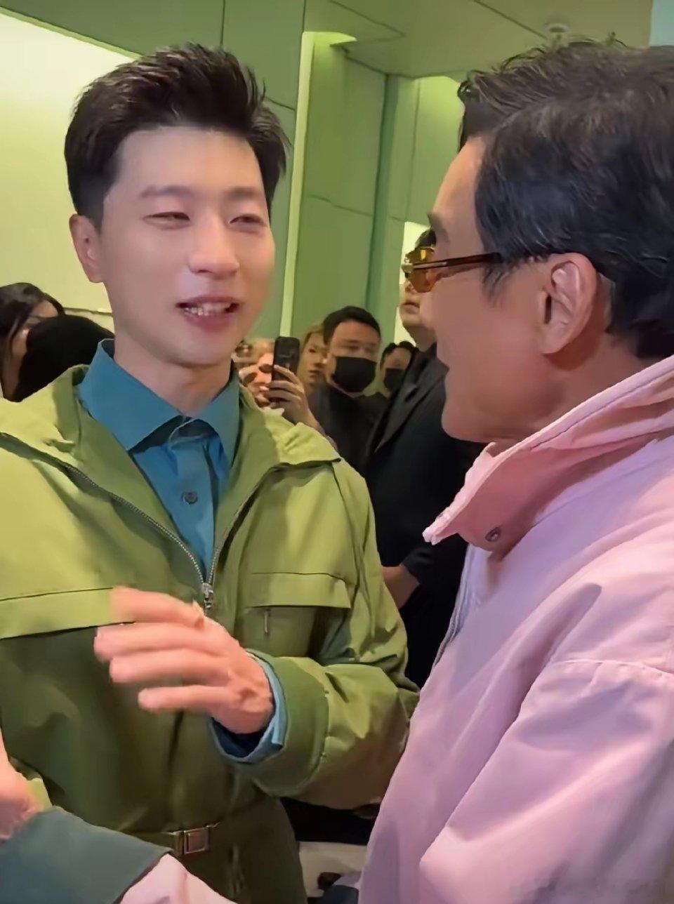 梁家辉在活动上偶遇了马龙，他十分激动的拉着马龙说自己女儿女婿很喜欢他，然后现场给