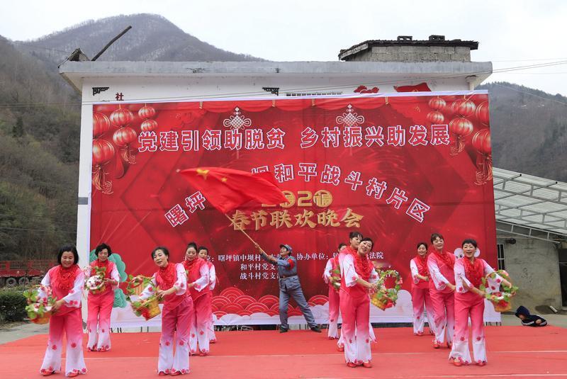 湖北恩施这个52口人的大家庭太牛了！春节期间，他们在自家院子办家庭春晚，这已经是