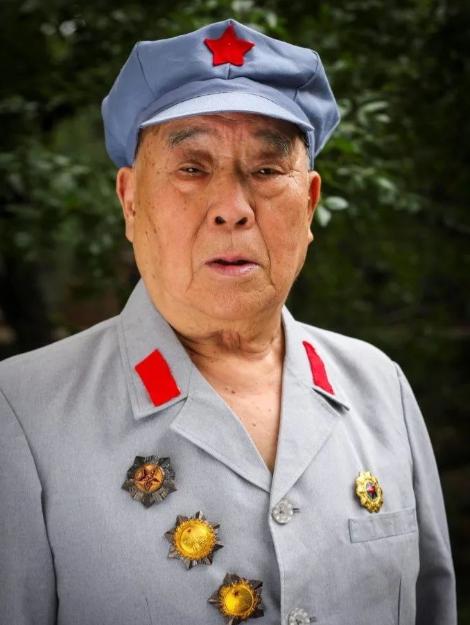 1937年，西路军二三十名受伤的战士挤在一间屋里躲避，突然，马匪从窗户里伸进步枪