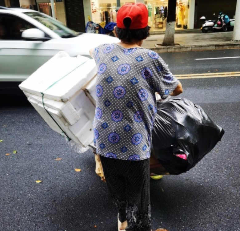 上海，老人为收“废品”擅自进入超市的蔬菜区，而后拿了泡沫箱、瓶子后，直奔超市的货