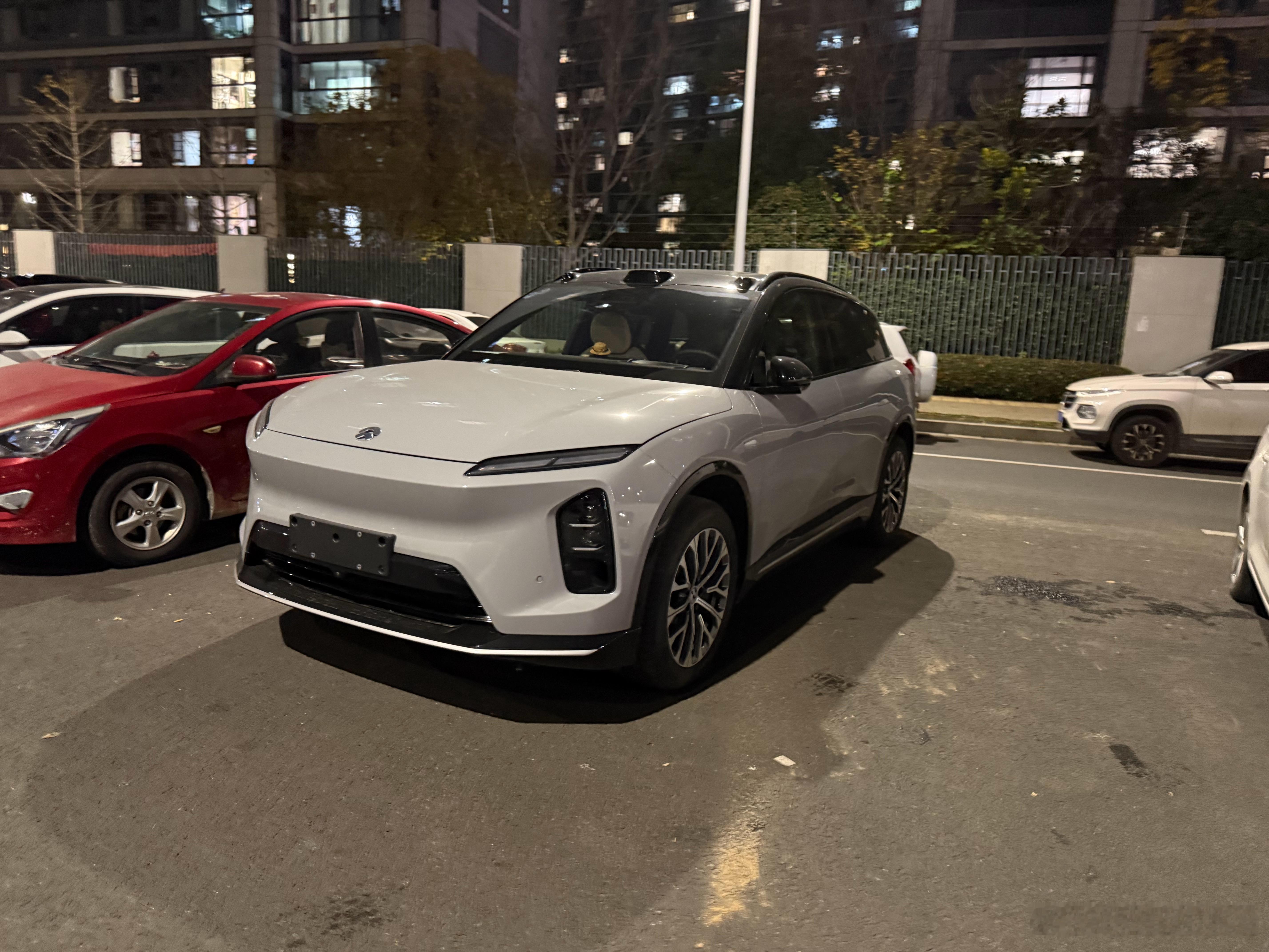 小区门前路中间停了一台还没有上牌的蔚来ES6，我挺纳闷的…按道理，目前的ES6在