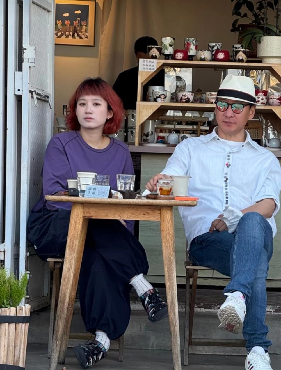 55岁的“尔康”周杰最近在云南大理被偶遇，同行的是一位红发美女小姐姐，看着比周杰