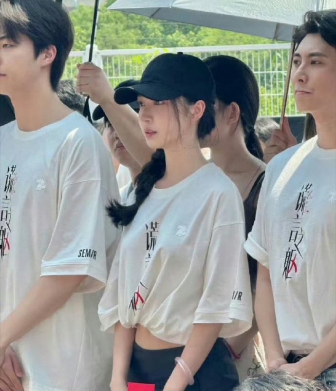 易梦玲这是有多想进娱乐圈啊，穿件套衫都与众不同​​​