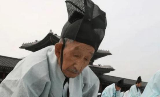 南宋绍兴八年，科举考试结束，赵构发现探花是一名白发苍苍的老人，便问道：“您多大，