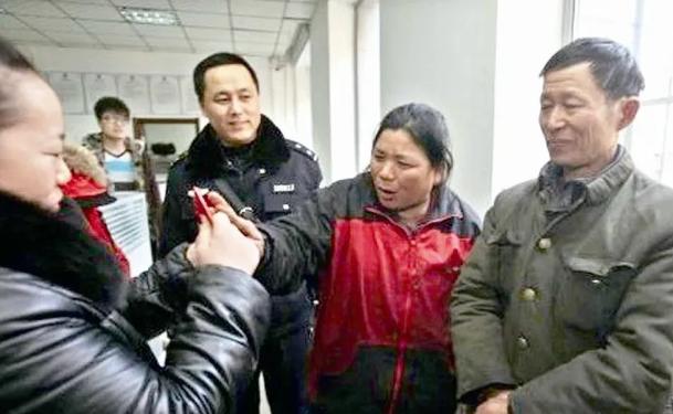 长春一对拾荒夫妇，在垃圾堆旁拾荒时，突然发现两个小木盒，掂起来还很沉！打开木盒的