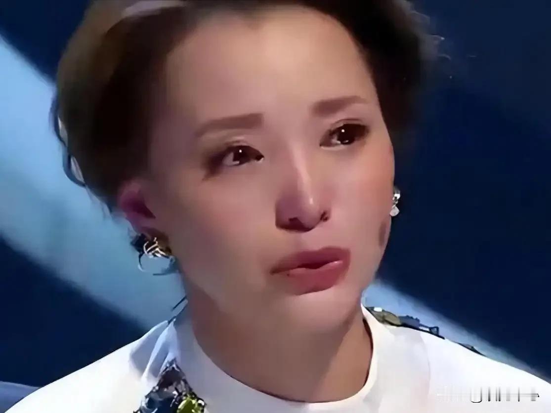董卿：“我们睡过同一张床，喝过同一杯水，吃过同一碗饭，牵过彼此的手，搂过彼此的腰