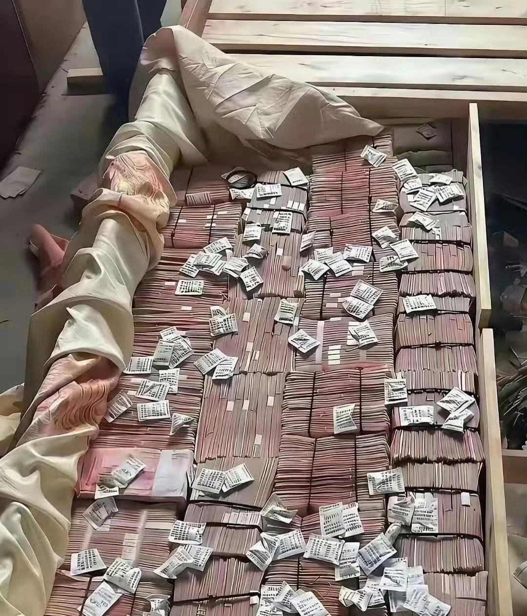 人民币存放是有技巧的，这样放不会变潮的呦[大笑]