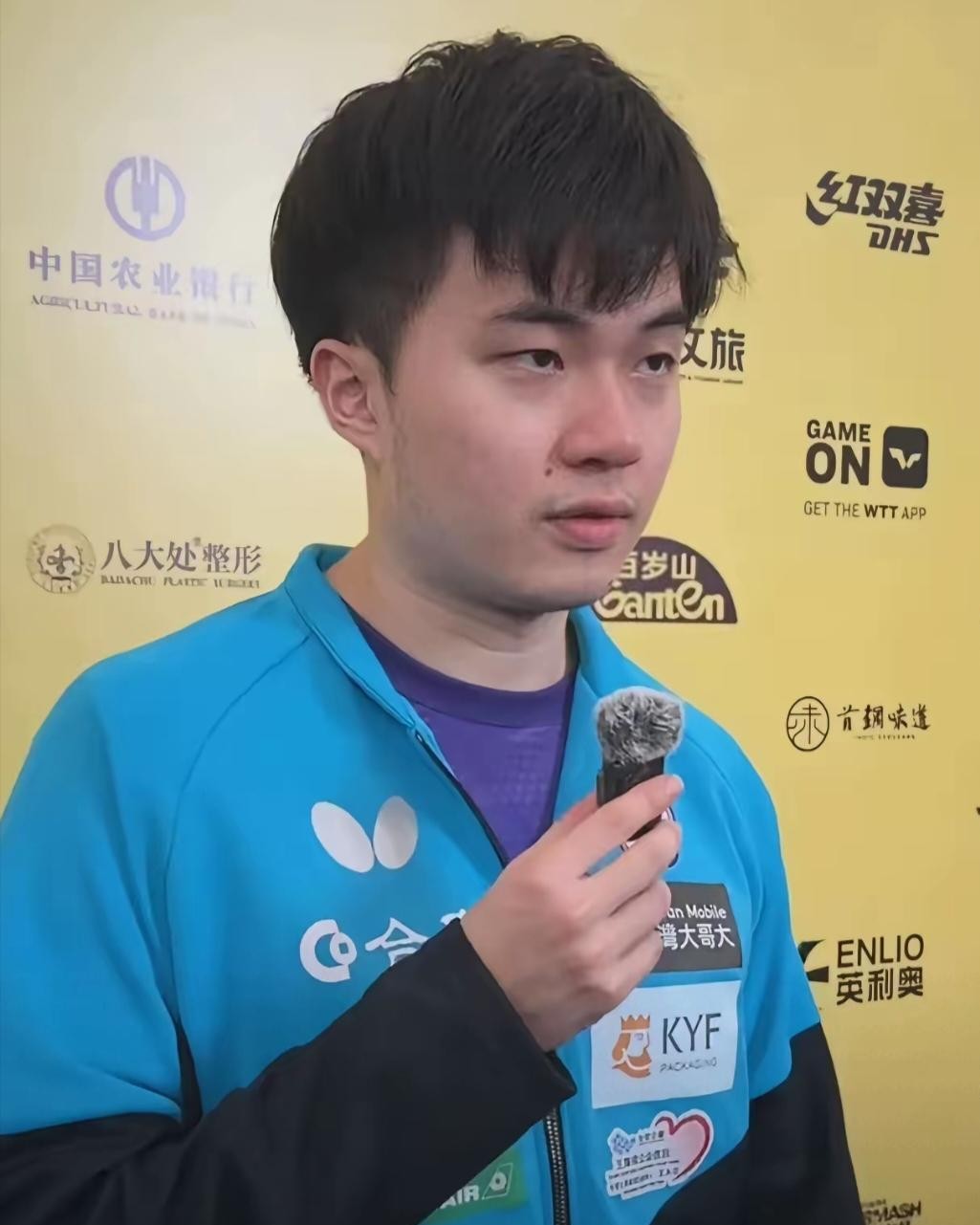 林昀儒这次面对外媒的长枪短炮，简直给所有人上了一堂无声的情商大课。现场明明是日本记者特意拽了一串英文