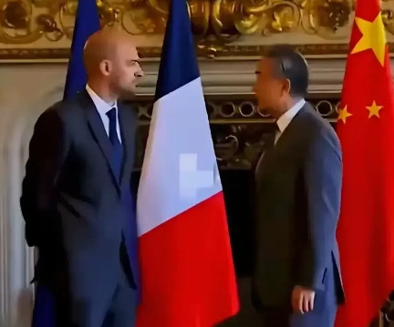 法国，80后外交部长如此傲慢，这是极度缺乏自信的表现。这张照片让人感受到法国外