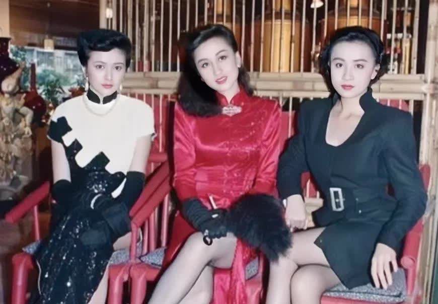 1989年，关之琳、利智、刘嘉玲的合影旧照，那时候关之琳27岁，利智28岁，刘嘉