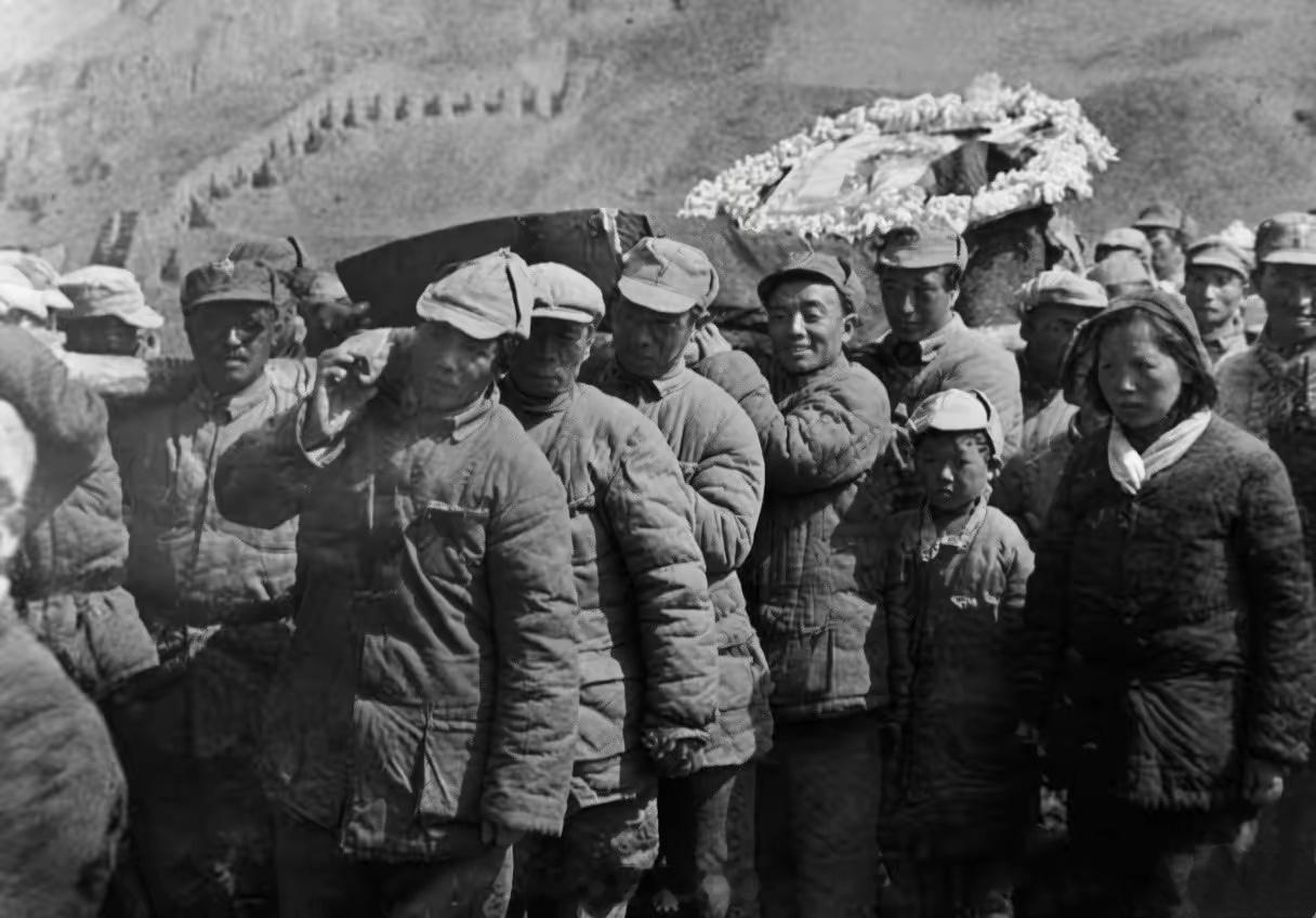 1942年，为林育英同志送葬的队伍，毛主席抬着灵柩走在前面。这是伟人唯一一次为他