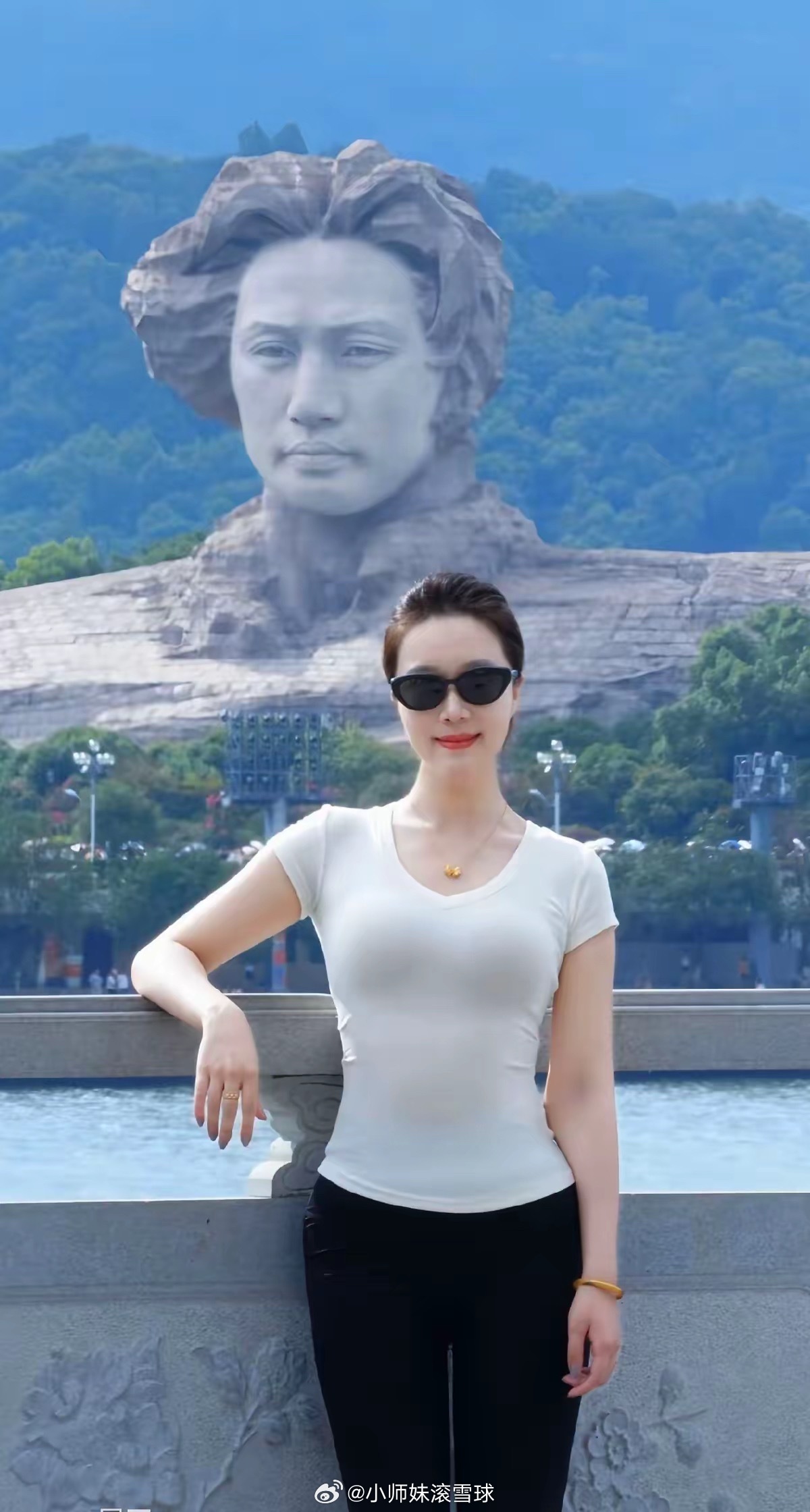 这背景这身材，真的太赏心悦目了！！