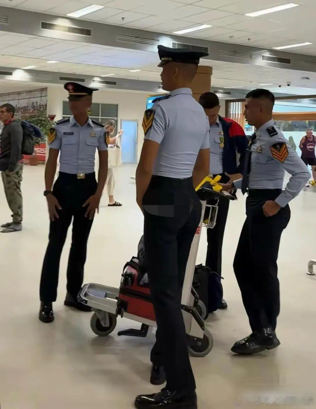 穿那么紧，一眼就看出是哪的​​​