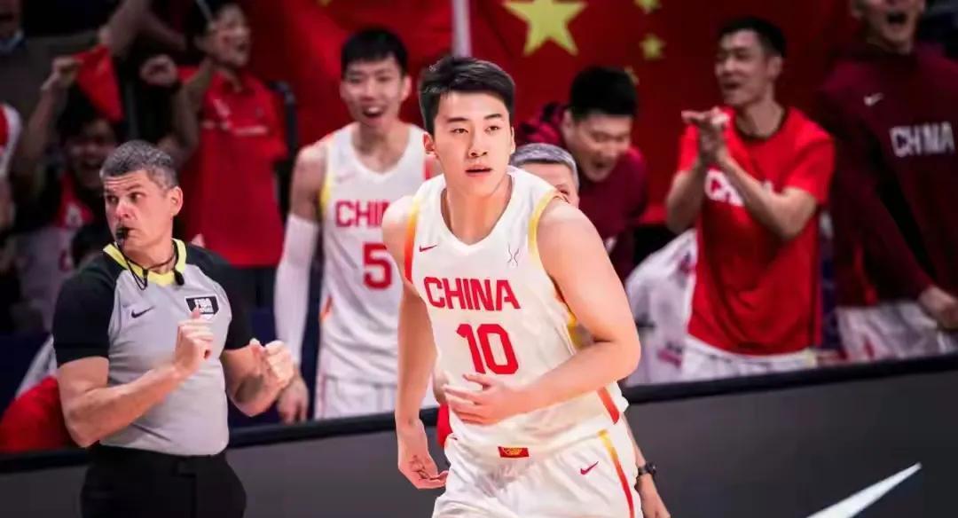 中国男篮终于有了靠谱的锋线球员！王俊杰的出现改变了这届国家队！纵观历史中国男篮