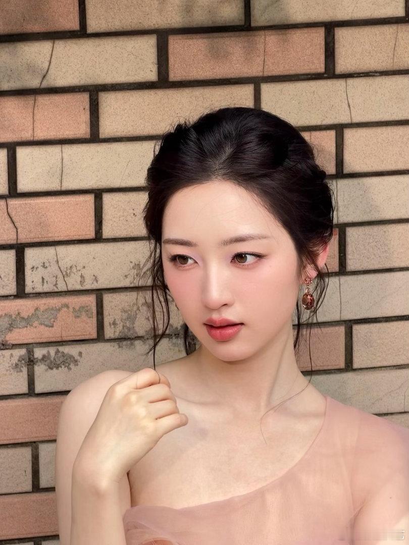 邓恩熙少女果然还是少女古装造型温婉亮眼，发髻配素色衣衫，灵动温婉完美诠释古代小家