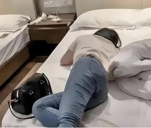 44岁男子刘某提出每月5万元包养18岁女子吴某，吴某应允，二人来到出租