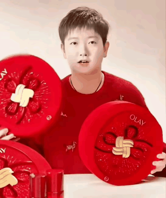 新鲜的莎莎，红彤彤的，太可爱了！0Iay既懂球迷，又懂中国传统文化。随着202