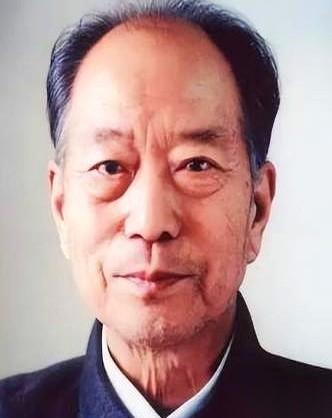 2004年，一个坐过13年牢的老头去世。十万人，自发地，沿着几十里长街，齐刷刷