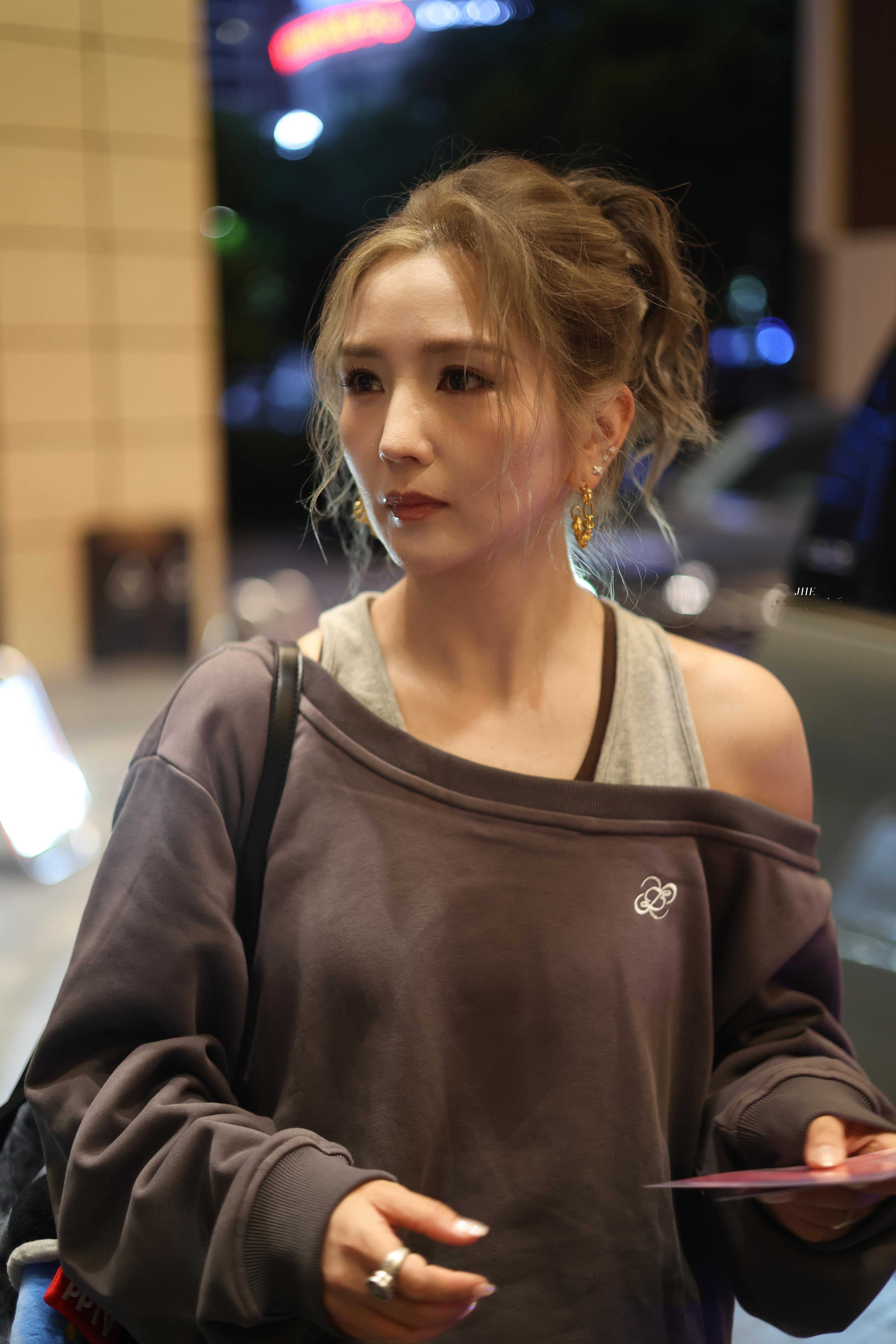 何洁大大方方的何洁主打一个有求必应面对外界议论，何洁大大方方做自己，不迎合不妥