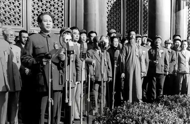 开国大典前夕，周总理问毛主席：“礼炮应当鸣几响呢？”毛主席想了想说：“就鸣二十八