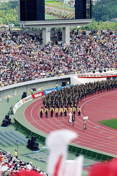 圣火刚在爱知县点燃，1200多人的中国代表团连赛场大门都没摸着，就先被一套魔幻