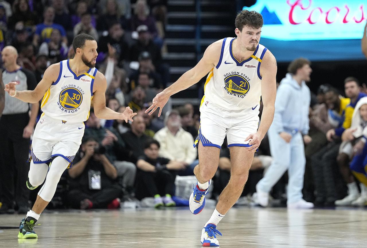 库里主动让出球权，勇士的未来属于年轻球员！库里在战胜快船的赛后称赞了库明加，