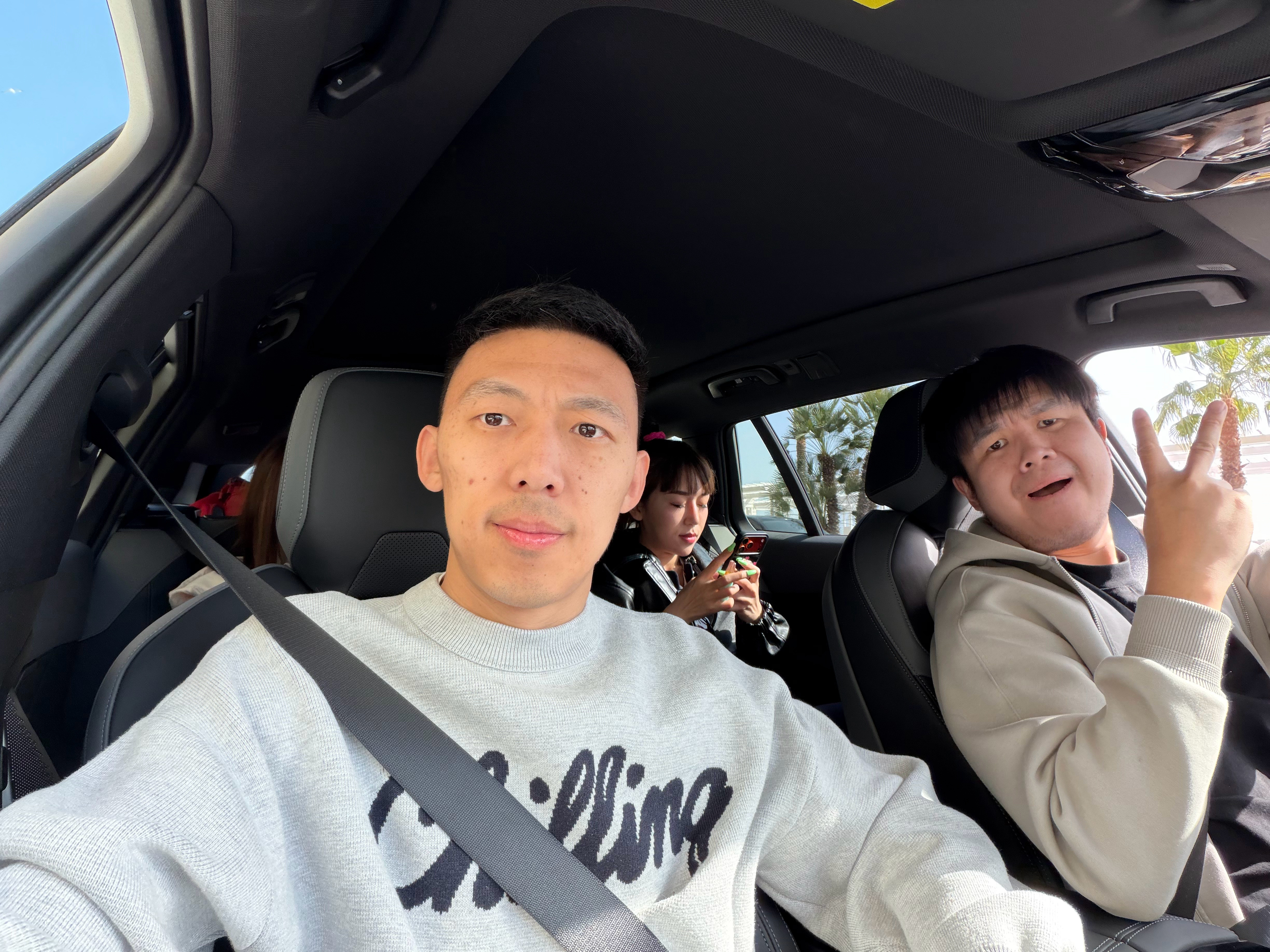 跟来法国本来我们租了个13款的奔驰E旅付完钱取车时车商说我们租那车太老了你们加1