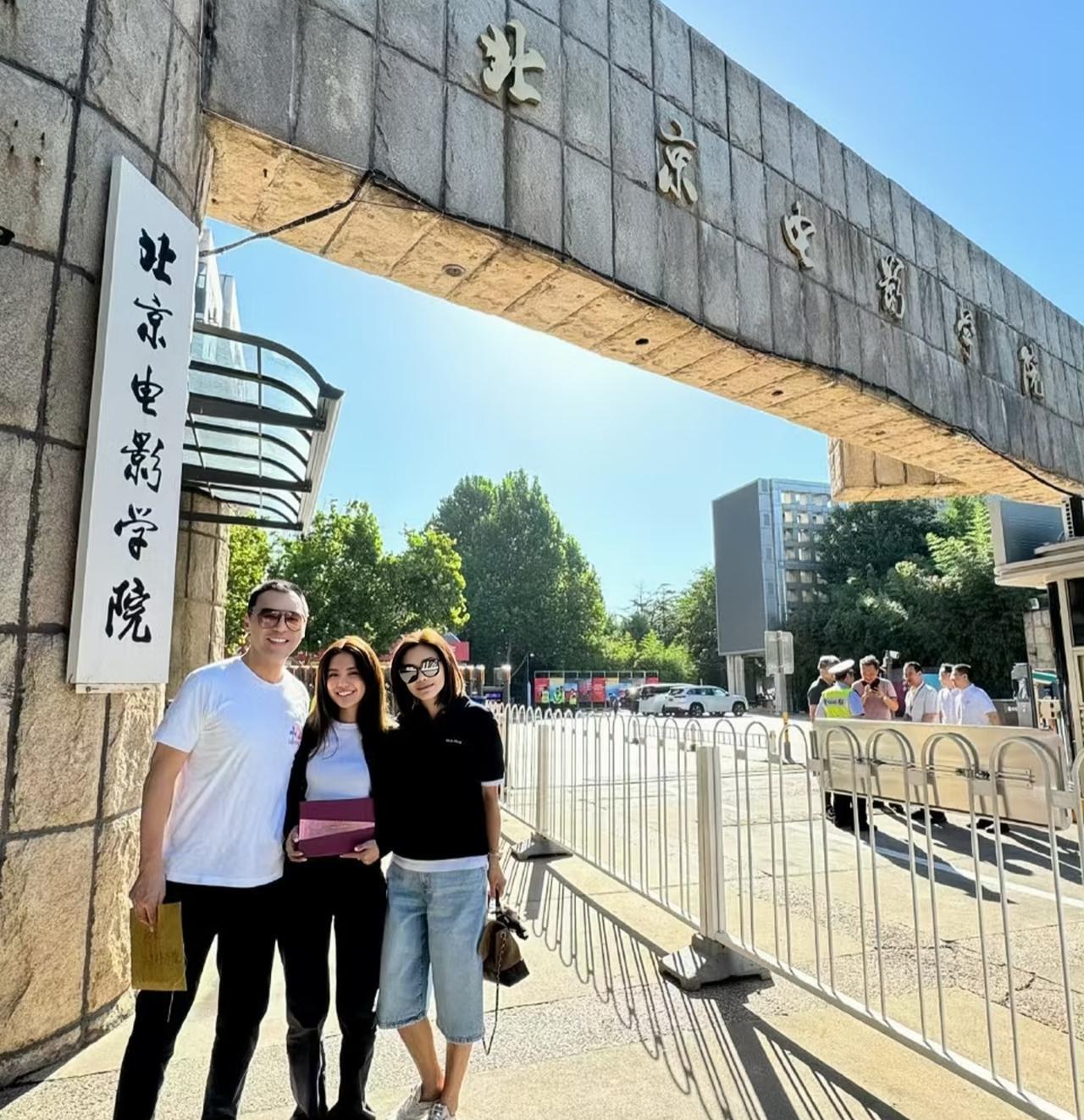 钟镇涛和老婆送女儿上学，她女儿考上了北京电影学院导演系！这是他和第二任老婆范姜生