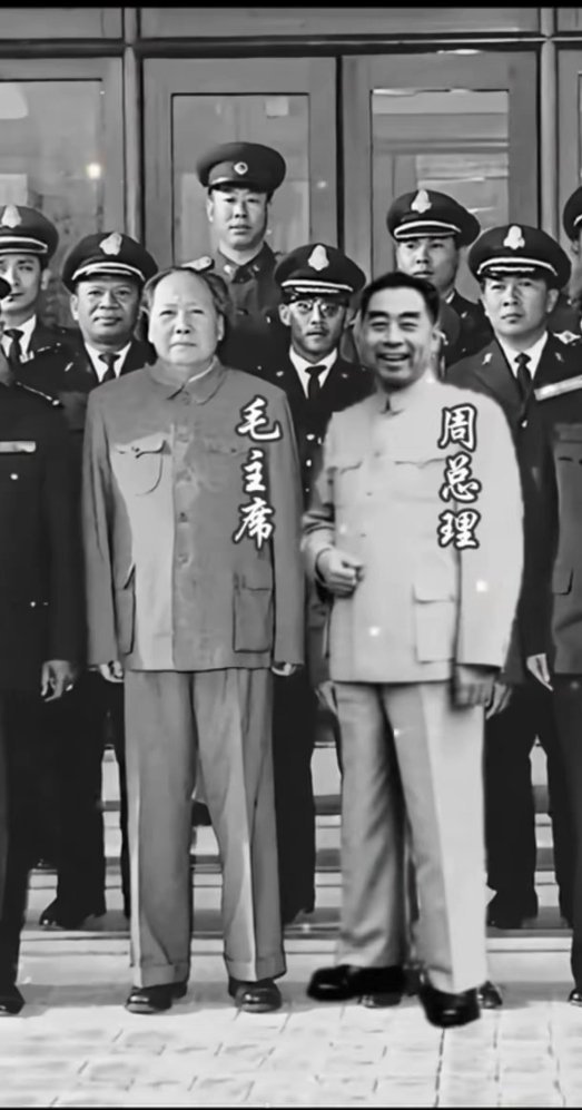 这张黑白照片里，毛主席和周总理站在C位，身后是新中国第一代民航人。你知道这张照片