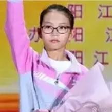 广东阳江11岁的女孩郑小淇，拒绝了带着优裕条件找上门的亲生父母，选择继续留在瘫痪