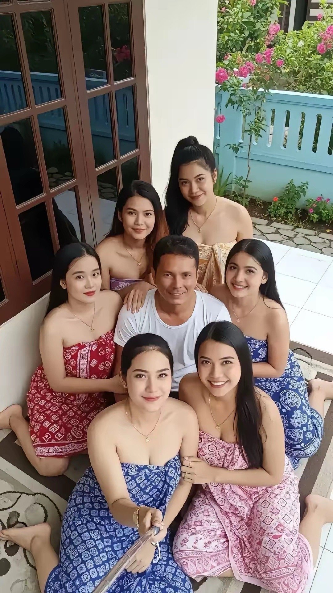 泰国大叔的命真好，一共娶了六个老婆。由于传统文化和宗教信仰的影响，泰国偏远地区仍