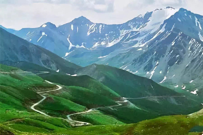 独库公路，沿途景象万千，美到心坎上；草原、云山、雪岭、湖泊、森林、荒滩……独库公