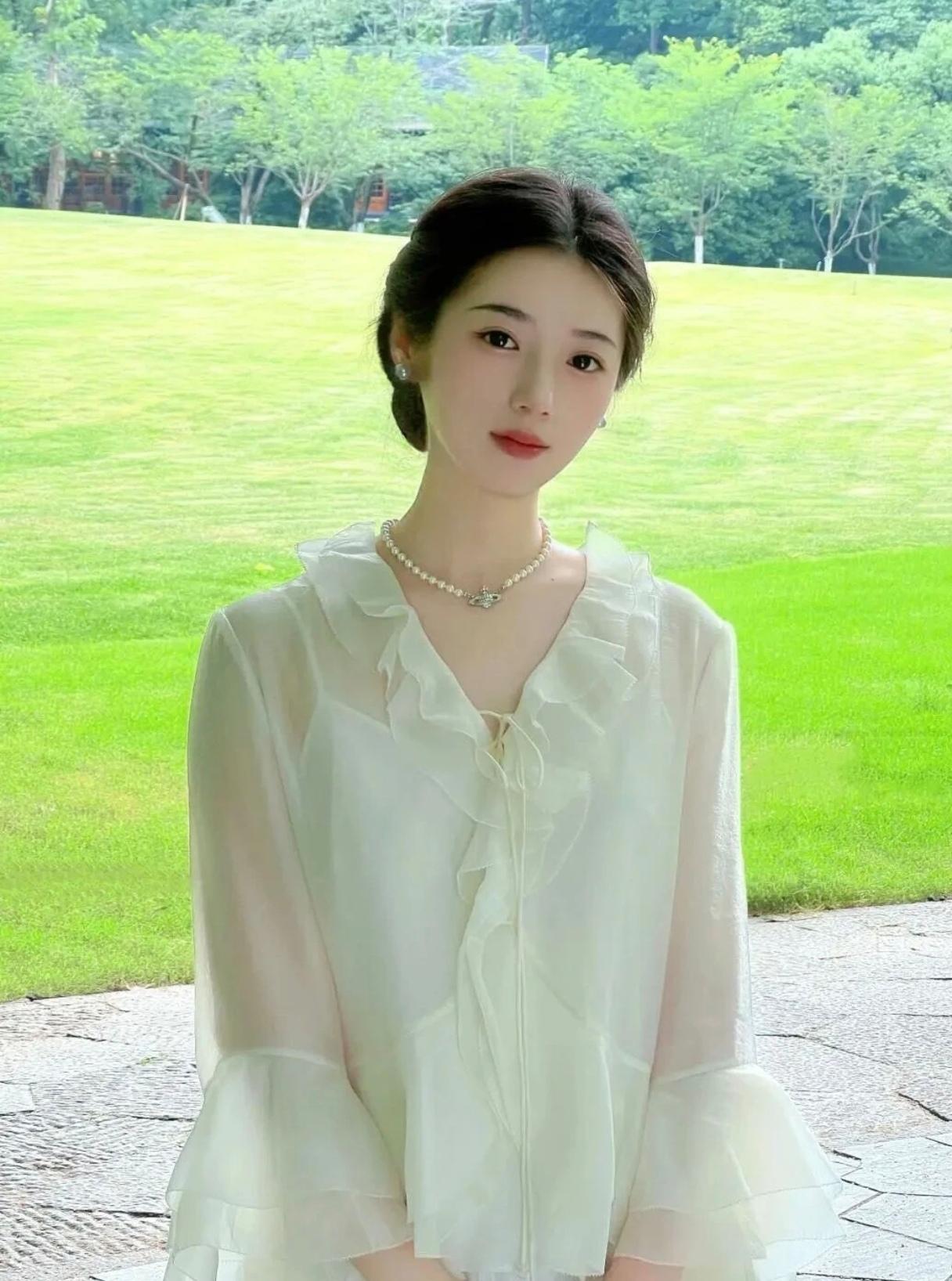 晴日把草地染成软乎乎的绿，奶白纱裙踩着风晃过来——木耳边勾着甜，百褶裙摆荡着轻，