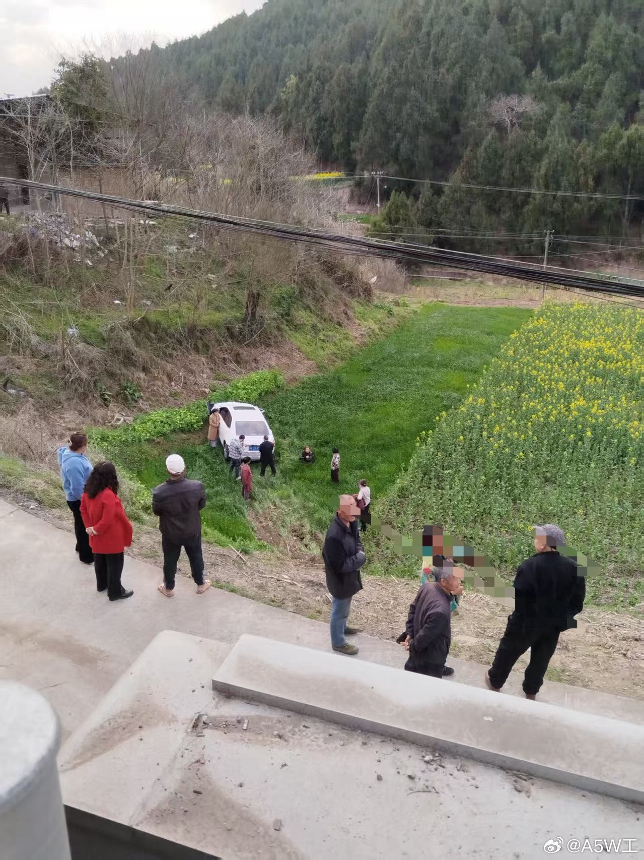 卧槽，我突然看到社区有人发了几张照片，有一位神奇的川A车主，开车从路上飞出去掉下