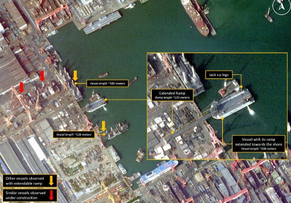 美国《战区》网站3月13日发布独家卫星分析报告，曝光中国东南沿海某船厂出现三艘新