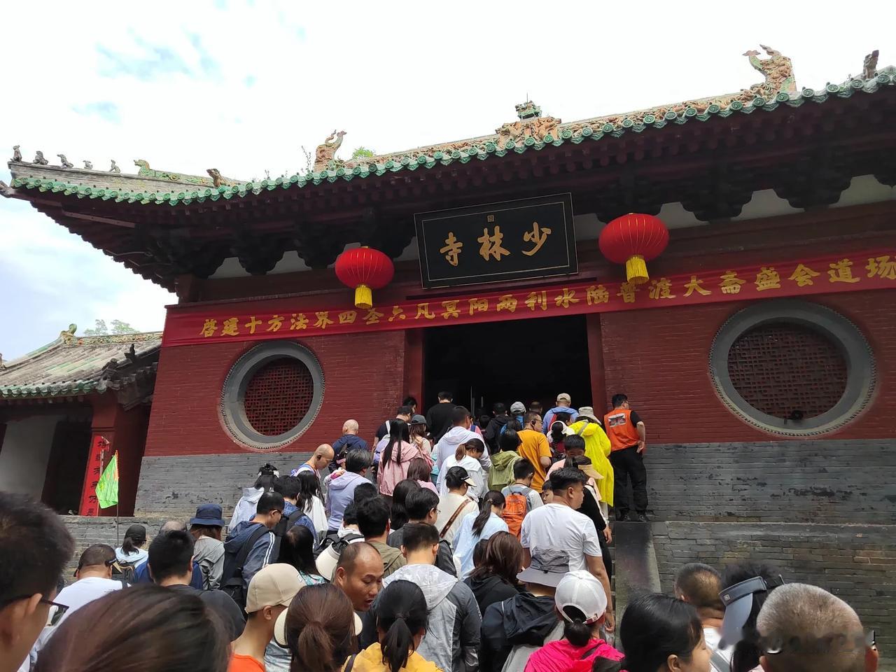第一次逛少林寺五一假期抽空去逛了一下全球知名的少林寺，少林寺里人山人海，热闹