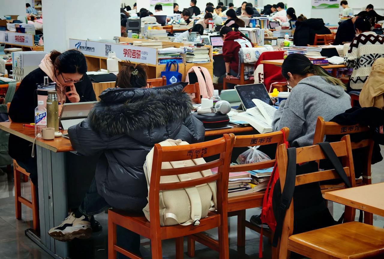 根据教育部的统计，今年我国考研人数为388万，比去年少了50万，比2023年的4
