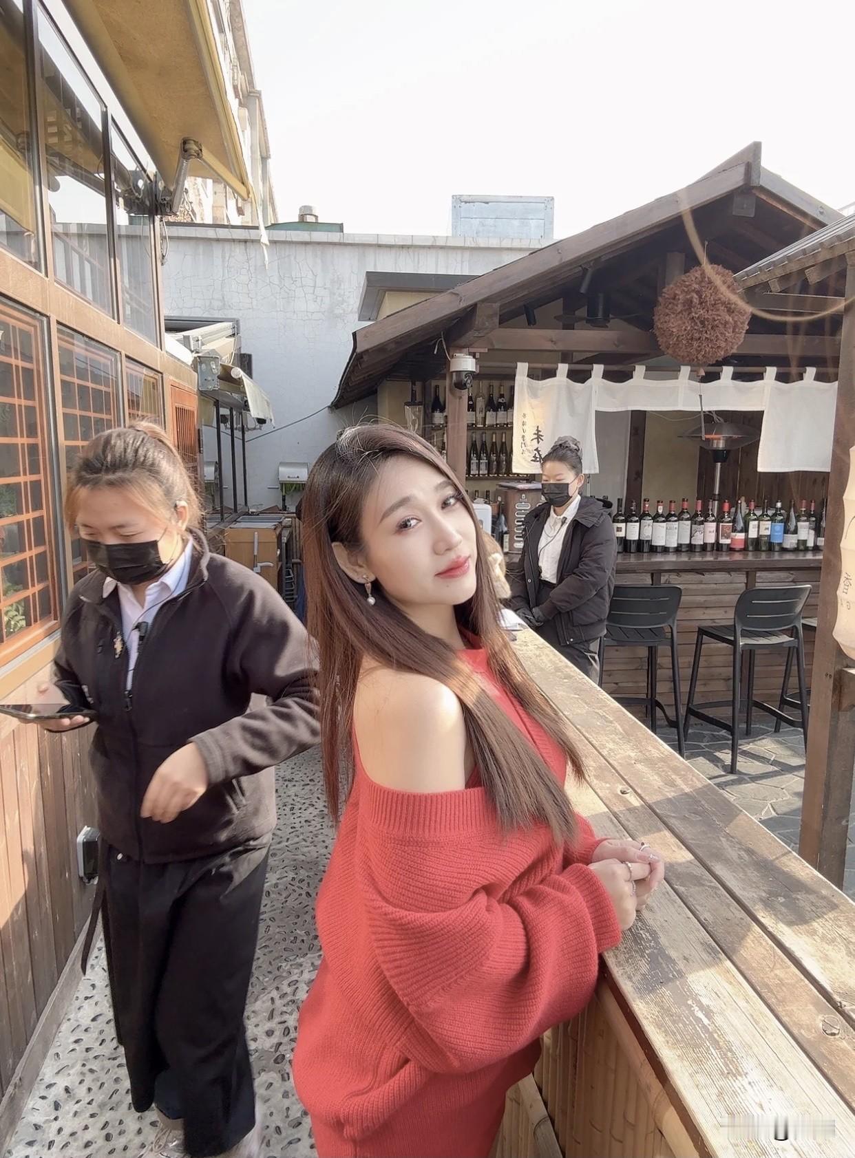 冬日暖阳下的红衣少女，静坐屋顶，享受宁静时光。红衣微笑少女