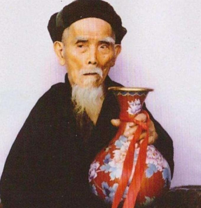 “中国长寿之王”龚来发，终身未娶活到133岁，可匪夷所思的是，他却有一个公认的“