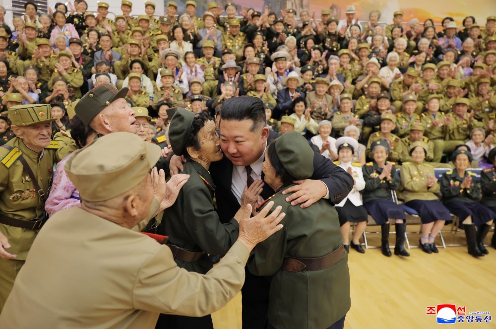 金正恩同志会见参战老兵和战时立功者并合影朝中社平壤7月29日电　朝鲜劳动党总书记