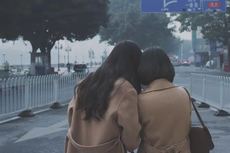 这起“现实版撞脸”事件发生在河南洛阳。两位素不相识的女子在街头偶遇，发现彼此外貌