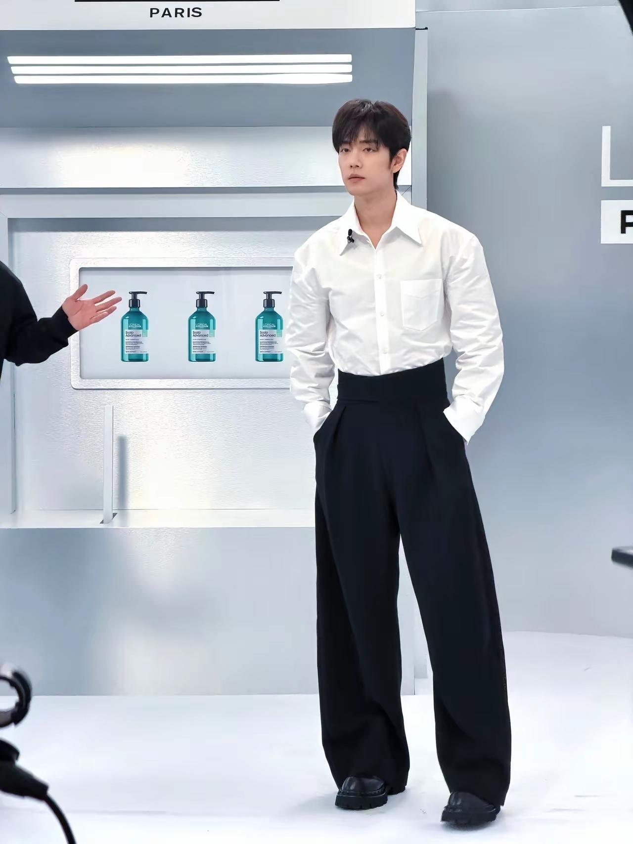 这一身衣服看着也没毛病啊！怎么穿身上这么别扭，要说肖战这身材穿什么也不会难看的，