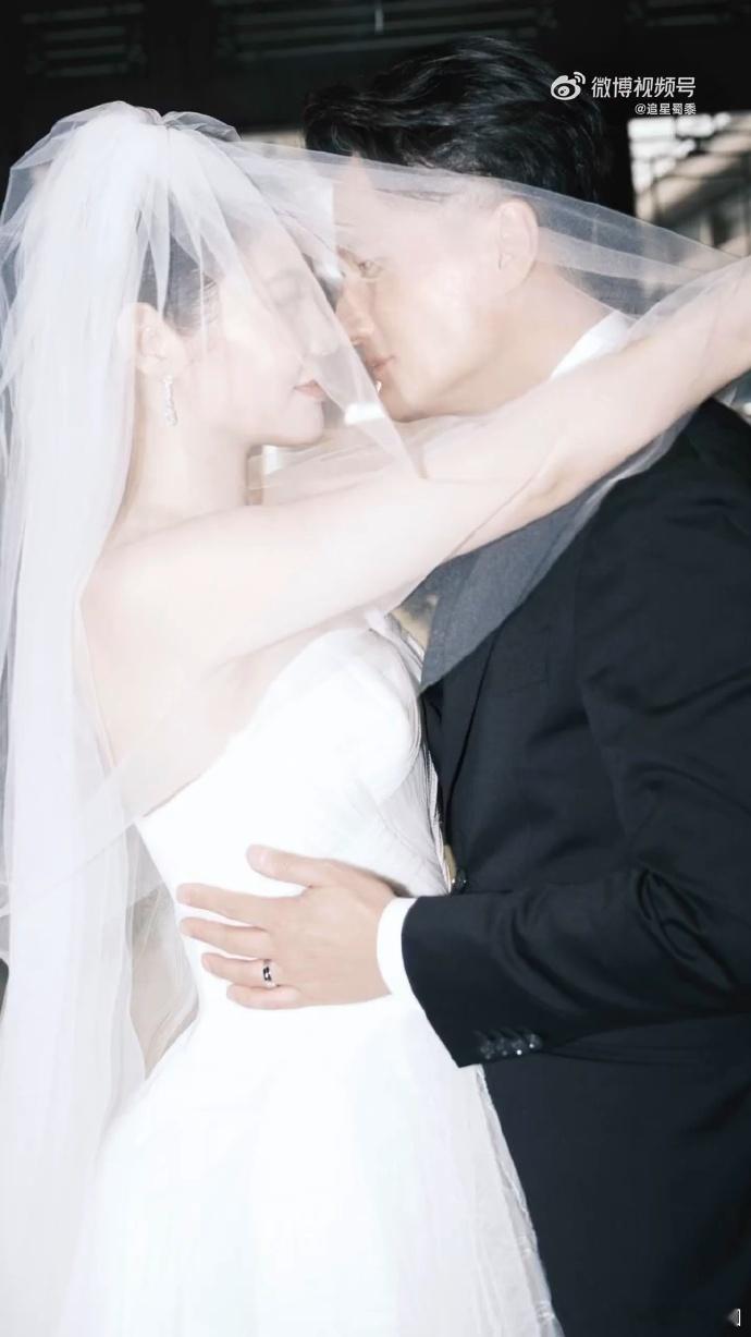 徐冬冬尹子维结婚线下排面别人结婚是办婚礼，他俩结婚是把喜糖直接撒到了商场里！“新