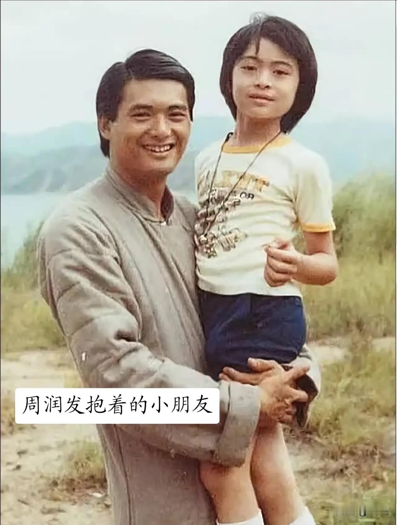 不少人第一眼看到这张老照片，都会误以为二人是父子。年轻时的周润发眉眼俊朗、气质儒