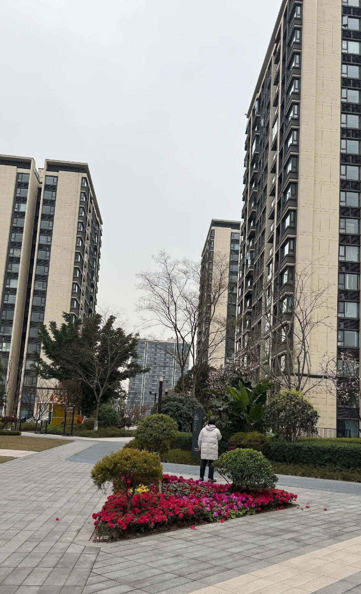 儿子让我们来深圳带孩子，却不让住在家里，非要在同小区另外租一套房。白天带孩子，晚