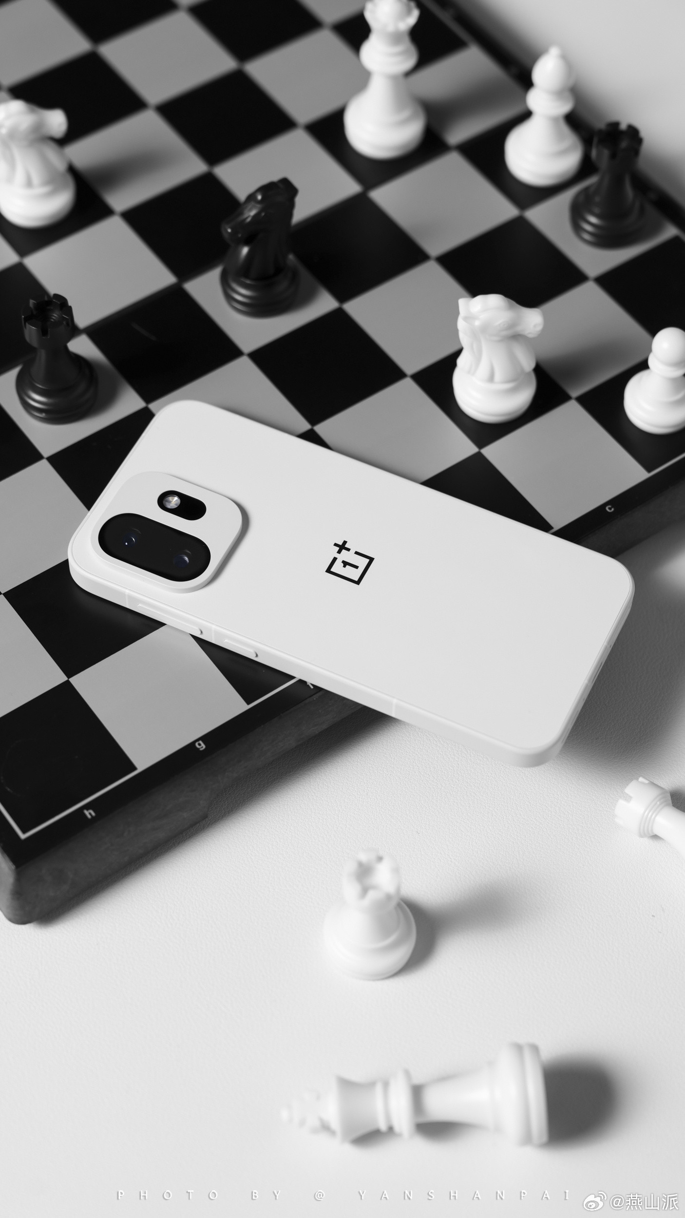 发布会之前，发一组咱们的一加15T白色真机实拍图赏，这颜值，就问你心动了没